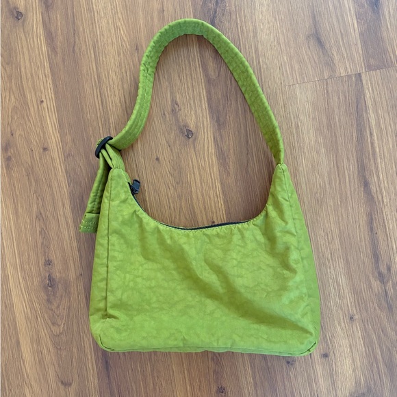 Baggu mini nylon shoulder bag in Avocado - Picture 5 of 6